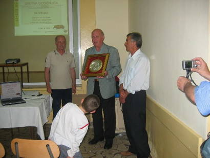 G. Mijandrušić uručuje prigodni poklon
